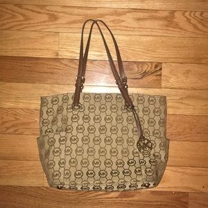 MICHAEL KORS PURSE IN PERFECT CONDITION!!!